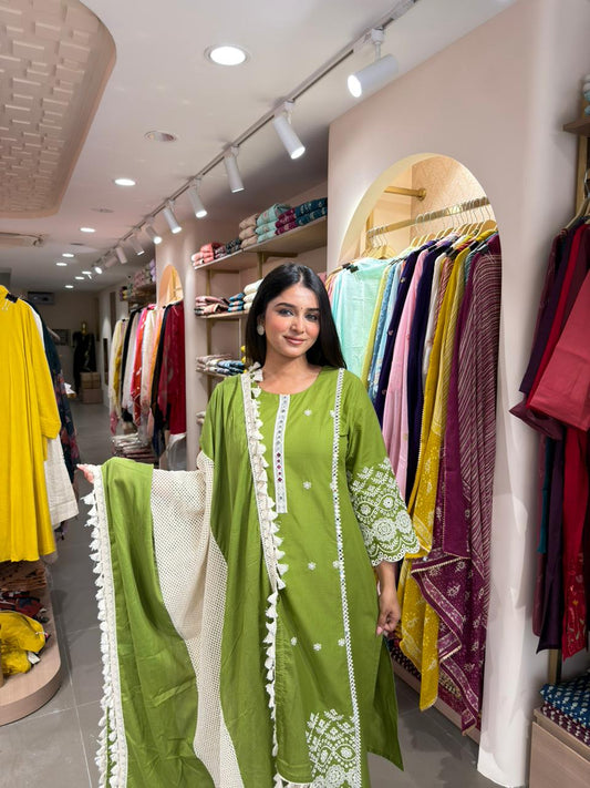 Women Olive Green Cotton Kurta Set with Lace Dupatta – Elegant Ethnic Wear